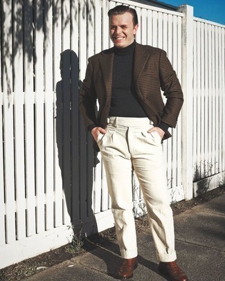 Braune Leder Brogues kombinieren – 500+ Herren Outfits: Kombinieren Sie ein dunkelbraunes Sakko mit Hahnentritt-Muster mit einer hellbeige Anzughose aus Cord für einen stilvollen, eleganten Look. Braune Leder Brogues sind eine großartige Wahl, um dieses Outfit zu vervollständigen.