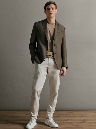 Dunkelbraunes Sakko kombinieren – 500+ Herren Outfits: Kombinieren Sie ein dunkelbraunes Sakko mit einer weißen Chinohose für Ihren Bürojob. Wenn Sie nicht durch und durch formal auftreten möchten, vervollständigen Sie Ihr Outfit mit weißen Segeltuch niedrigen Sneakers.