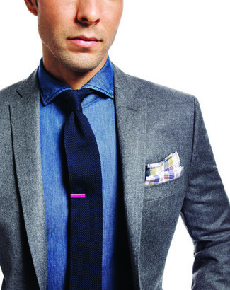 Wie blaues Businesshemd mit dunkelgrauen Sakkos zu kombinieren – 41 Elegante Herren Outfits: Etwas Einfaches wie die Wahl von einem dunkelgrauen Sakko und einem blauen Businesshemd kann Sie von der Menge abheben.