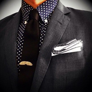30 Jährige: Schwarze und weiße Strick Krawatte kombinieren – 101 Herren Outfits warm Wetter: Paaren Sie ein dunkelgraues Sakko mit einer schwarzen und weißen Strick Krawatte für eine klassischen und verfeinerte Silhouette.