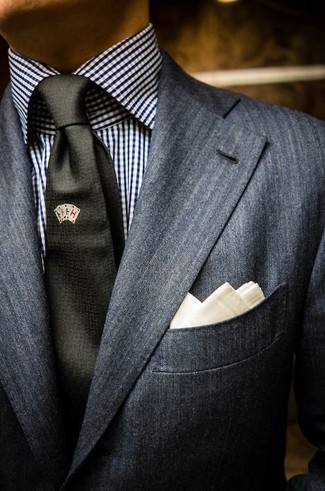 dunkelgraues Sakko, weißes und schwarzes Businesshemd mit Vichy-Muster, schwarze Krawatte, weißes Einstecktuch für Herren