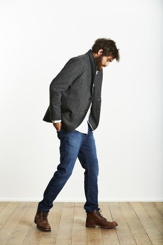 Welche Jeans mit dunkelgrauen Sakkos zu tragen – 84 Smart-Casual Frühling Herren Outfits: Tragen Sie ein dunkelgraues Sakko und Jeans, um einen lockeren, aber dennoch stylischen Look zu erhalten. Eine dunkelbraune Lederfreizeitstiefel sind eine großartige Wahl, um dieses Outfit zu vervollständigen. So einfach kann ein toller Übergangs-Look sein.