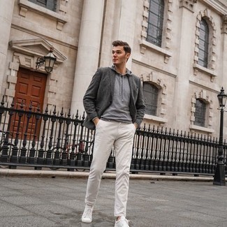 Wie Sakko mit Pullovers mit einem Kapuze zu kombinieren – 106 Herren Outfits: Kombinieren Sie ein Sakko mit einem Pullover mit einem Kapuze, um einen lockeren, aber dennoch stylischen Look zu erhalten. Fühlen Sie sich ideenreich? Entscheiden Sie sich für weißen Segeltuch niedrige Sneakers.