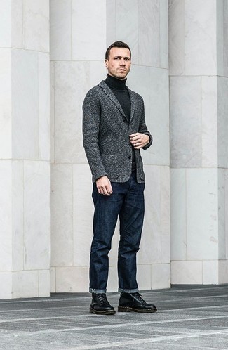 Dunkelgraues Sakko kombinieren – 1200+ Herren Outfits: Vereinigen Sie ein dunkelgraues Sakko mit dunkelblauen Jeans, um einen eleganten, aber nicht zu festlichen Look zu kreieren. Eine schwarze Lederfreizeitstiefel fügen sich nahtlos in einer Vielzahl von Outfits ein.