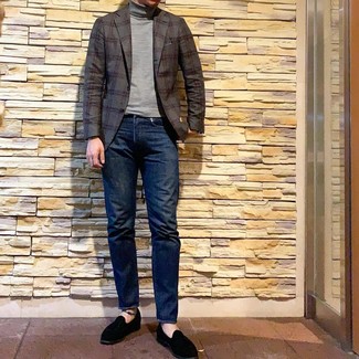 Welche Jeans mit grauen Sakkos zu tragen – 473 Smart-Casual Herren Outfits warm Wetter: Tragen Sie ein graues Sakko und Jeans für ein sonntägliches Mittagessen mit Freunden. Komplettieren Sie Ihr Outfit mit schwarzen Wildleder Slippern, um Ihr Modebewusstsein zu zeigen.