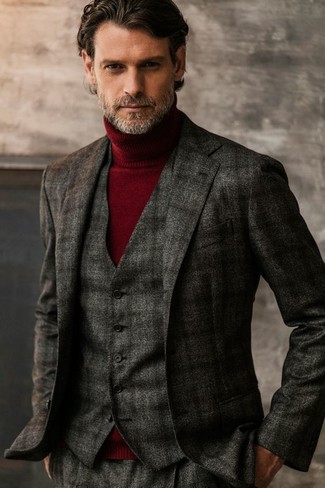 Graue Weste kombinieren – 427 Herren Outfits: Kombinieren Sie eine graue Weste mit einer dunkelgrauen Wollanzughose mit Schottenmuster für einen stilvollen, eleganten Look.