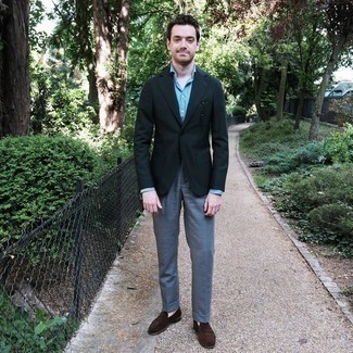 Olivgrünes Sakko kombinieren – 500+ Herren Outfits: Entscheiden Sie sich für einen klassischen Stil in einem olivgrünen Sakko und einer grauen Anzughose. Dunkelbraune Wildleder Slipper sind eine kluge Wahl, um dieses Outfit zu vervollständigen.