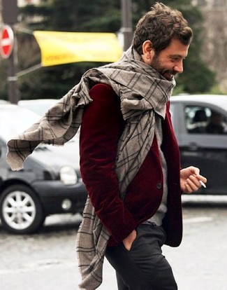 30 Jährige: Schal mit Schottenmuster kombinieren – 47 Elegante Herren Outfits: Für ein bequemes Couch-Outfit, kombinieren Sie ein dunkelrotes Cordsakko mit einem Schal mit Schottenmuster.