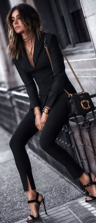 schwarzes Sakko, schwarze enge Hose, schwarze Wildleder Sandaletten, schwarze und goldene Leder Umhängetasche für Damen