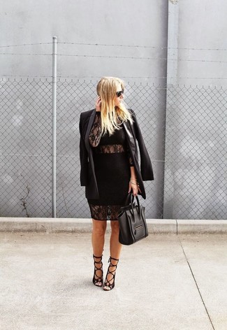 Schwarzes und weißes Kleid kombinieren – 500+ Smart-Casual Damen Outfits: Wenn Sie einen lockeren Look erzielen möchten, probieren Sie die Kombination aus einem schwarzen und weißen Kleid und einem schwarzen Ledersakko. Schwarze Wildleder Sandaletten sind eine gute Wahl, um dieses Outfit zu vervollständigen.