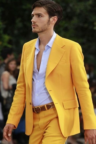 Goldenes Sakko kombinieren – 41 Elegante Herren Outfits: Vereinigen Sie ein goldenes Sakko mit einer gelben Anzughose, um vor Klasse und Perfektion zu strotzen.