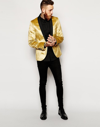 20 Jährige: Gelbes Sakko kombinieren – 7 Smart-Casual Herren Outfits: Kombinieren Sie ein gelbes Sakko mit schwarzen engen Jeans, um mühelos alles zu meistern, was auch immer der Tag bringen mag. Putzen Sie Ihr Outfit mit schwarzen Leder Derby Schuhen.