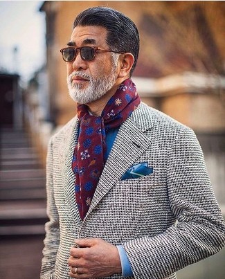 Blaues Seide Einstecktuch kombinieren – 31 Herren Outfits: Kombinieren Sie ein graues Strick Sakko mit einem blauen Seide Einstecktuch für einen entspannten Wochenend-Look.