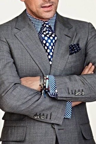 Blaues gepunktetes Einstecktuch kombinieren – 251 Herren Outfits: Ein graues Sakko und ein blaues gepunktetes Einstecktuch sind das Outfit Ihrer Wahl für faule Tage.