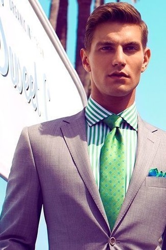 Mintgrünes Businesshemd kombinieren – 89 Herren Outfits: Vereinigen Sie ein mintgrünes Businesshemd mit einem grauen Sakko, um einen eleganten, aber nicht zu festlichen Look zu kreieren.