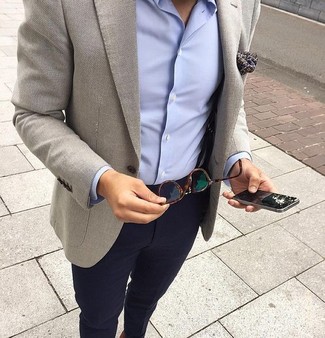 30 Jährige: Wie graues Wollsakko mit dunkelblauer Chinohose zu kombinieren – 32 Smart-Casual Herren Outfits: Kombinieren Sie ein graues Wollsakko mit einer dunkelblauen Chinohose für einen für die Arbeit geeigneten Look.