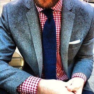 graues Wollsakko, rotes Businesshemd mit Vichy-Muster, dunkelblaue Strick Krawatte, weißes Einstecktuch für Herren