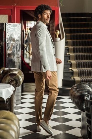 Welche Businesshemden mit grauen Sakkos zu tragen – 500+ Herren Outfits: Entscheiden Sie sich für ein graues Sakko und ein Businesshemd für einen stilvollen, eleganten Look. Fühlen Sie sich mutig? Ergänzen Sie Ihr Outfit mit weißen Segeltuch niedrigen Sneakers.