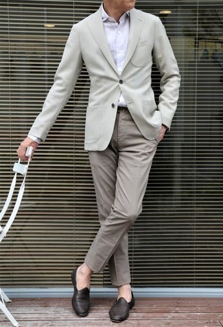Graues Sakko kombinieren – 500+ Herren Outfits warm Wetter: Kombinieren Sie ein graues Sakko mit einer grauen Chinohose, um einen modischen Freizeitlook zu kreieren. Komplettieren Sie Ihr Outfit mit dunkelbraunen Leder Slippern, um Ihr Modebewusstsein zu zeigen.
