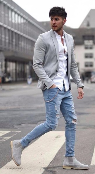 Wie hellblaue Jeans mit grauer Chelsea Boots aus Wildleder zu kombinieren – 16 Herren Outfits: Vereinigen Sie ein graues Wollsakko mit hellblauen Jeans für einen bequemen Alltags-Look. Fühlen Sie sich ideenreich? Vervollständigen Sie Ihr Outfit mit grauen Chelsea Boots aus Wildleder.