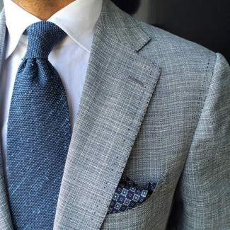 graues Sakko, weißes Businesshemd, blaue Krawatte, dunkelblaues bedrucktes Einstecktuch für Herren