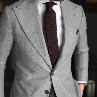Rotbraune Strick Krawatte kombinieren – 121 Herren Outfits warm Wetter: Erwägen Sie das Tragen von einem grauen Sakko und einer rotbraunen Strick Krawatte, um vor Klasse und Perfektion zu strotzen.