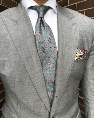 Mintgrüne bedruckte Seidekrawatte kombinieren – 1 Herren Outfits: Etwas Einfaches wie die Wahl von einem grauen Sakko und einer mintgrünen bedruckten Seidekrawatte kann Sie von der Menge abheben.