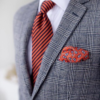 graues Sakko mit Schottenmuster, weißes Businesshemd, orange vertikal gestreifte Krawatte, orange Einstecktuch mit Paisley-Muster für Herren