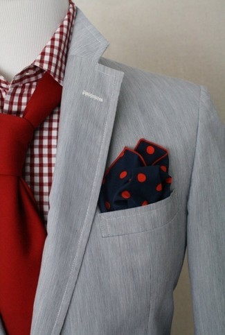 graues Sakko, weißes und rotes Businesshemd mit Vichy-Muster, rote Krawatte, dunkelblaues gepunktetes Einstecktuch für Herren