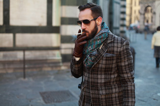 30 Jährige: Dunkelblaues und weißes Einstecktuch kombinieren – 474 Smart-Casual Herren Outfits warm Wetter: Für ein bequemes Couch-Outfit, kombinieren Sie ein graues Sakko mit Schottenmuster mit einem dunkelblauen und weißen Einstecktuch.