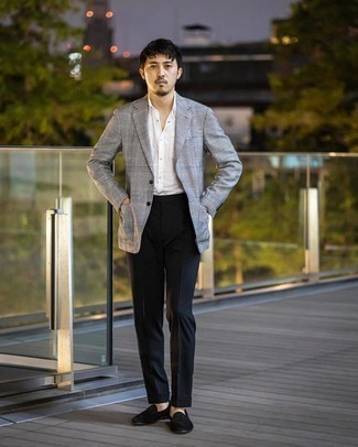 Schwarze Anzughose kombinieren – 994+ Herren Outfits: Entscheiden Sie sich für einen klassischen Stil in einem grauen Sakko mit Schottenmuster und einer schwarzen Anzughose. Vervollständigen Sie Ihr Look mit schwarzen Samt Slippern.