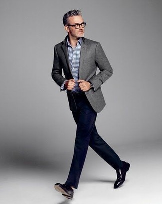 40 Jährige: Dunkelblaue Anzughose kombinieren – 122 Herren Outfits: Kombinieren Sie ein graues Wollsakko mit einer dunkelblauen Anzughose für einen stilvollen, eleganten Look. Vervollständigen Sie Ihr Look mit schwarzen Leder Oxford Schuhen.