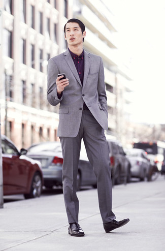 Dunkellila Langarmhemd kombinieren – 137 Herren Outfits: Paaren Sie ein dunkellila Langarmhemd mit einer grauen Anzughose, um vor Klasse und Perfektion zu strotzen. Schwarze Leder Slipper sind eine perfekte Wahl, um dieses Outfit zu vervollständigen.