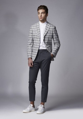 Welche Langarmhemden mit grauen Sakkos zu tragen – 353 Herren Outfits: Vereinigen Sie ein graues Sakko mit einem Langarmhemd für Drinks nach der Arbeit. Weiße Leder niedrige Sneakers liefern einen wunderschönen Kontrast zu dem Rest des Looks.