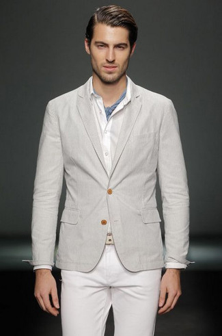 30 Jährige: Graues Sakko kombinieren – 500+ Herren Outfits: Kombinieren Sie ein graues Sakko mit weißen Jeans für einen für die Arbeit geeigneten Look.
