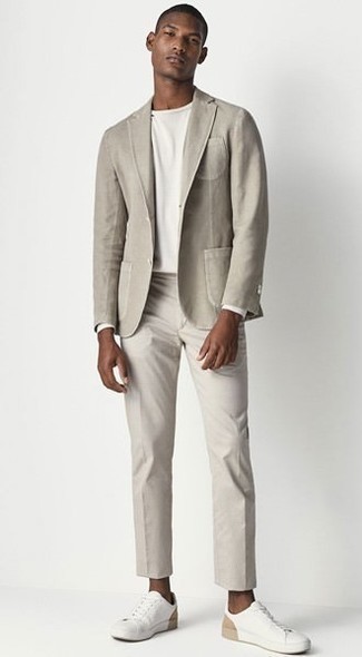 Graue Chinohose kombinieren – 1200+ Herren Outfits: Kombinieren Sie ein graues Sakko mit einer grauen Chinohose für einen für die Arbeit geeigneten Look. Fühlen Sie sich ideenreich? Wählen Sie weißen Segeltuch niedrige Sneakers.