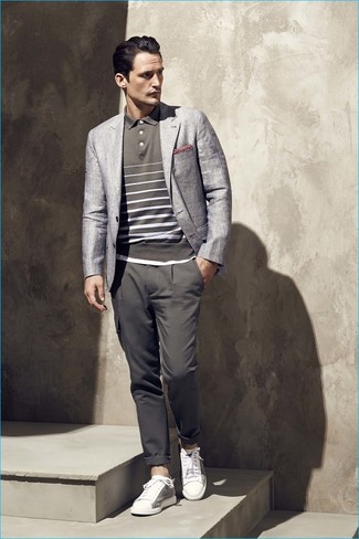 Graues Polohemd kombinieren – 243 Herren Outfits: Kombinieren Sie ein graues Polohemd mit einer dunkelgrauen Chinohose, um einen lockeren, aber dennoch stylischen Look zu erhalten. Weiße Leinenschuhe sind eine gute Wahl, um dieses Outfit zu vervollständigen.