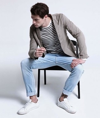 graues Baumwollsakko, weißer und schwarzer horizontal gestreifter Pullover mit einem Rundhalsausschnitt, hellblaue Jeans, weiße niedrige Sneakers für Herren