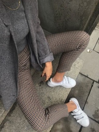 graues Wollsakko, grauer Rollkragenpullover, braune enge Hose mit Hahnentritt-Muster, weiße niedrige Sneakers für Damen