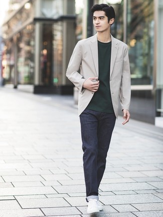 30 Jährige: Dunkelgraue Jacke kombinieren – 500+ Casual Herren Outfits: Entscheiden Sie sich für eine dunkelgraue Jacke und dunkelblauen Jeans für einen für die Arbeit geeigneten Look. Komplettieren Sie Ihr Outfit mit weißen Leder niedrigen Sneakers.