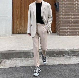Graues Sakko kombinieren – 1200+ Herren Outfits: Kombinieren Sie ein graues Sakko mit einer hellbeige Chinohose für Ihren Bürojob. Wählen Sie die legere Option mit schwarzen und weißen hohen Sneakers aus Segeltuch.