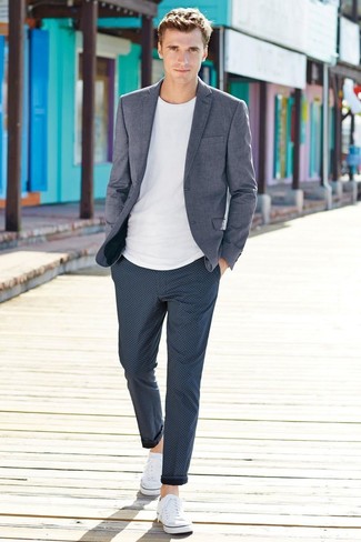 Wie graues Sakko mit dunkelblauer Anzughose zu kombinieren – 27 Smart-Casual Herren Outfits warm Wetter: Kombinieren Sie ein graues Sakko mit einer dunkelblauen Anzughose, um vor Klasse und Perfektion zu strotzen. Fühlen Sie sich ideenreich? Entscheiden Sie sich für weißen Segeltuch niedrige Sneakers.
