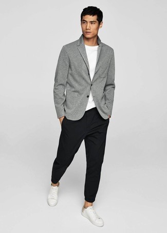 Wie graues Sakko mit schwarzer Hose zu kombinieren – 444 Herren Outfits: Paaren Sie ein graues Sakko mit einer schwarzen Hose für einen für die Arbeit geeigneten Look. Vervollständigen Sie Ihr Outfit mit weißen Leder niedrigen Sneakers, um Ihr Modebewusstsein zu zeigen.