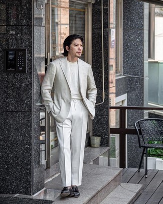 Graues Sakko kombinieren – 1200+ Herren Outfits: Kombinieren Sie ein graues Sakko mit einer weißen Chinohose, wenn Sie einen gepflegten und stylischen Look wollen. Komplettieren Sie Ihr Outfit mit schwarzen Leder Slippern mit Quasten, um Ihr Modebewusstsein zu zeigen.