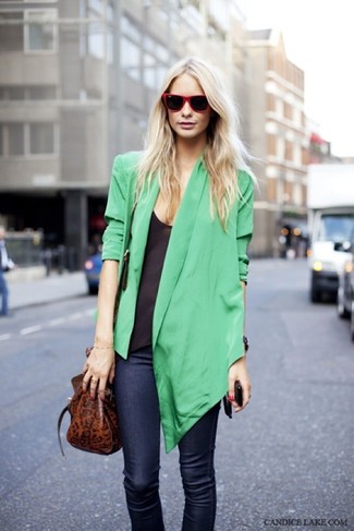 Grünes Seidesakko kombinieren – 1 Damen Outfits: Um einen unkompliziertfen aber mühelosen Look zu erzeugen, vereinigen Sie ein grünes Seidesakko mit dunkelblauen engen Jeans.