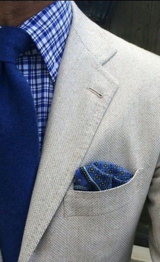 Wie blaues Businesshemd mit Schottenmuster mit hellbeige Wollsakkos zu kombinieren – 1 Herren Outfits: Tragen Sie ein hellbeige Wollsakko und ein blaues Businesshemd mit Schottenmuster für einen für die Arbeit geeigneten Look.