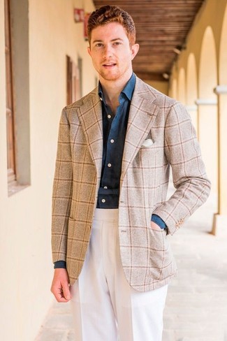 Hellbeige Wollsakko mit Karomuster kombinieren – 18 Herren Outfits: Vereinigen Sie ein hellbeige Wollsakko mit Karomuster mit einer weißen Anzughose für eine klassischen und verfeinerte Silhouette.