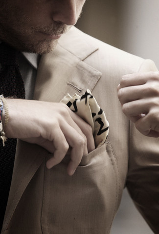Braune Strick Krawatte kombinieren – 135 Herren Outfits: Paaren Sie ein hellbeige Sakko mit einer braunen Strick Krawatte, um vor Klasse und Perfektion zu strotzen.