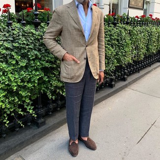 50 Jährige: Welche Slipper mit beige Sakkos zu tragen – 63 Herren Outfits: Kombinieren Sie ein beige Sakko mit einer dunkelblauen Anzughose für einen stilvollen, eleganten Look. Komplettieren Sie Ihr Outfit mit Slippern.