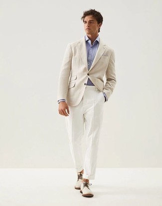 Hellblaues Businesshemd kombinieren – 500+ Smart-Casual Herren Outfits: Vereinigen Sie ein hellblaues Businesshemd mit einer weißen Chinohose für Drinks nach der Arbeit. Weiße Chukka-Stiefel aus Wildleder liefern einen wunderschönen Kontrast zu dem Rest des Looks.